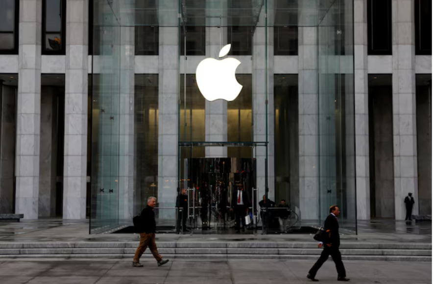 Le logo d'Apple Inc. est visible à l'entrée de l'Apple Store de la 5e Avenue à Manhattan, New York, États-Unis, le 16 octobre 2019. REUTERS/Mike Segar. Acquisition des droits de licence.