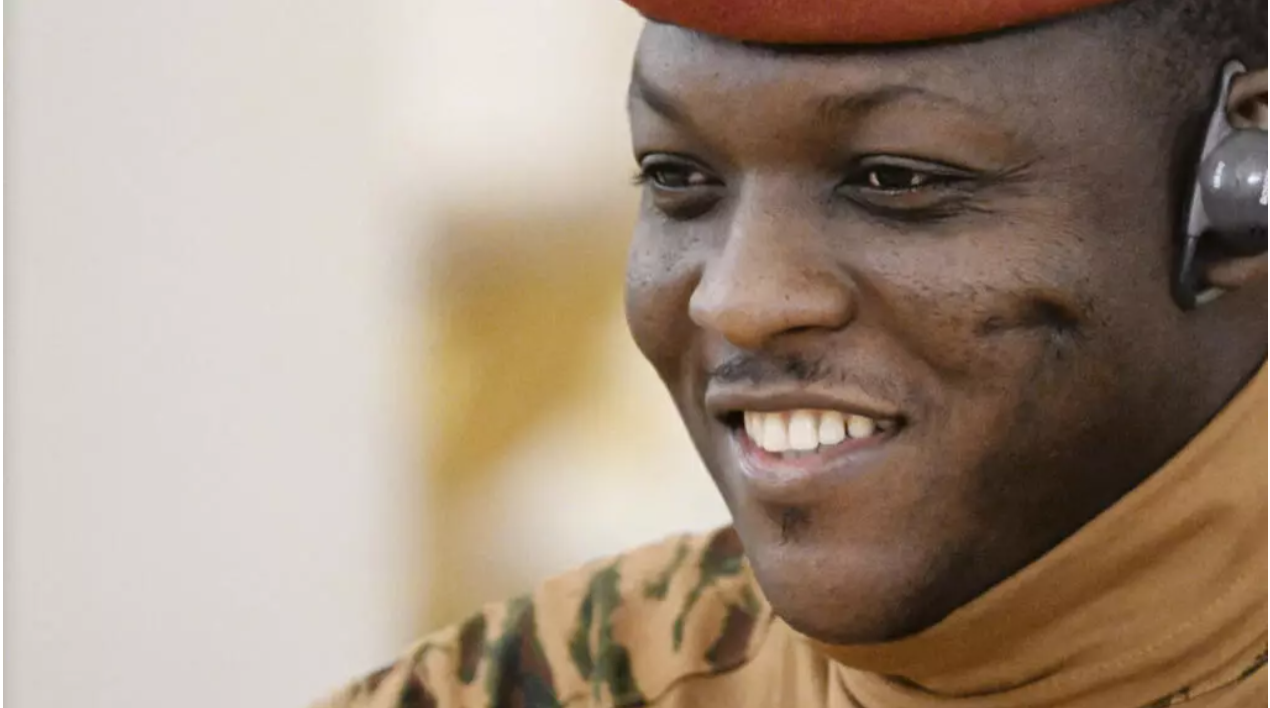 Le président burkinabè Ibrahim Traoré sourit en s'adressant au président russe Vladimir Poutine lors de leur rencontre au Grand Palais du Kremlin à Moscou, en Russie, le samedi 10 mai 2025. (Image d'illustration) © Sergei Bobylev / AP