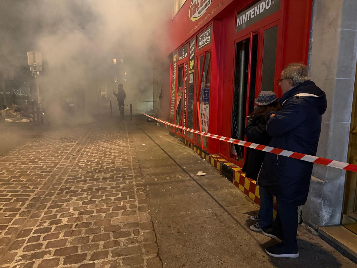 Paris : deuxième nuit de violences, commerces pillés et habitants pris au piège des saccages
