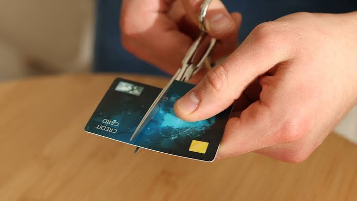 Cartes bancaires expirées : pourquoi il vaut mieux éviter de les découper et comment s'en débarrasser