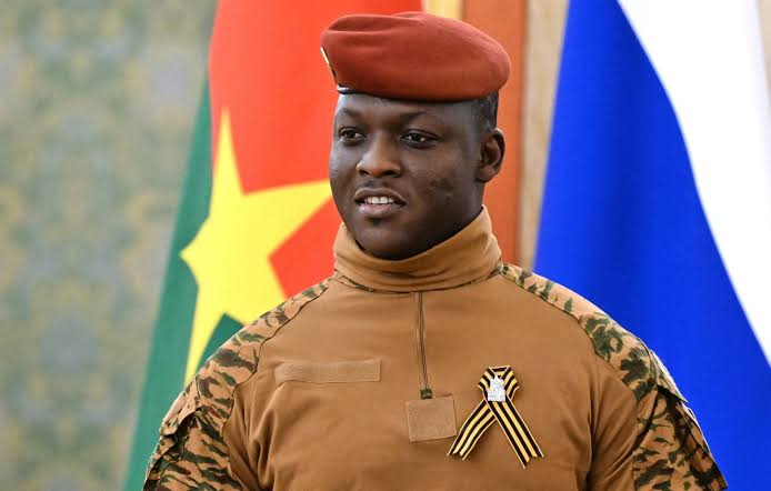 Burkina Faso : Ibrahim Traoré mise sur les sciences et récompense 15 jeunes bachelières après la suspension des concours de Miss